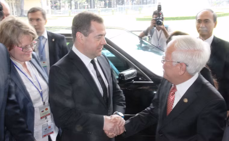 Chủ tịch UBND TP HCM Lê Hoàng Quân chào đón Thủ tướng Nga Medvedev.