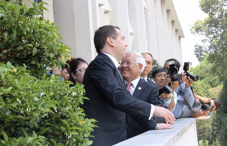 Từ trên ban công Dinh Thống Nhất, Thủ tướng Medvedev thích thú nhìn ngắm đại lộ Lê Duẩn rợp bóng cây xanh và nhịp sống thanh bình của người dân Sài Gòn.
