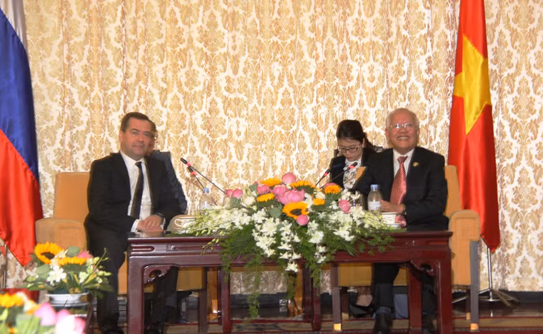 Sau đó Thủ tướng Nga Medvedev đã có cuộc hội kiến với Lãnh đạo TP HCM tại phòng vàng Hội trường Thống Nhất. Chủ tịch Lê Hoàng Quân hoan nghênh chuyến viếng thăm của Ngài Thủ tướng. Đáp lại, Thủ tướng Nga bày tỏ sự vui mừng trước sự đón tiếp thân tình của người dân và lãnh đạo thành phố đối với đoàn.