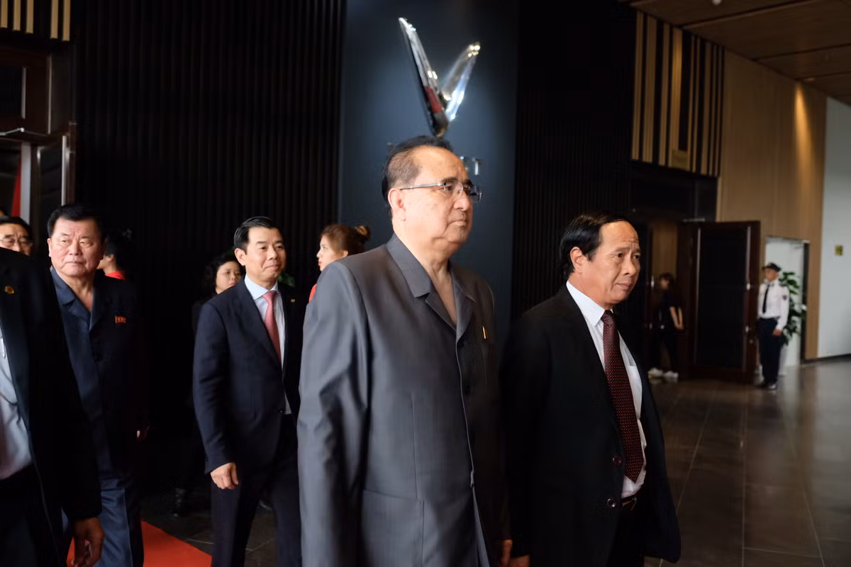 Bí thư Thành ủy Hải Phòng - Lê Văn Thành cùng Phó Chủ tịch Đảng WPK, ông Ri Su Yong và đoàn đại biểu cấp cao Triều Tiên.