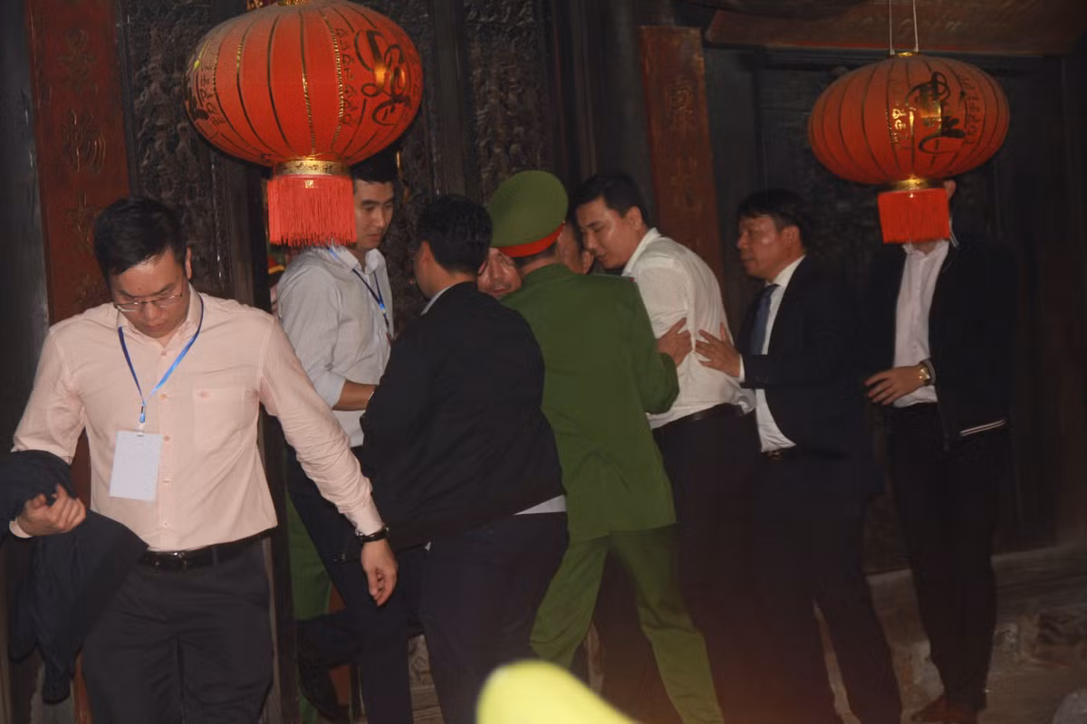 Một số đại biểu bon chen vào cung cấm dù bị ngăn cản.
