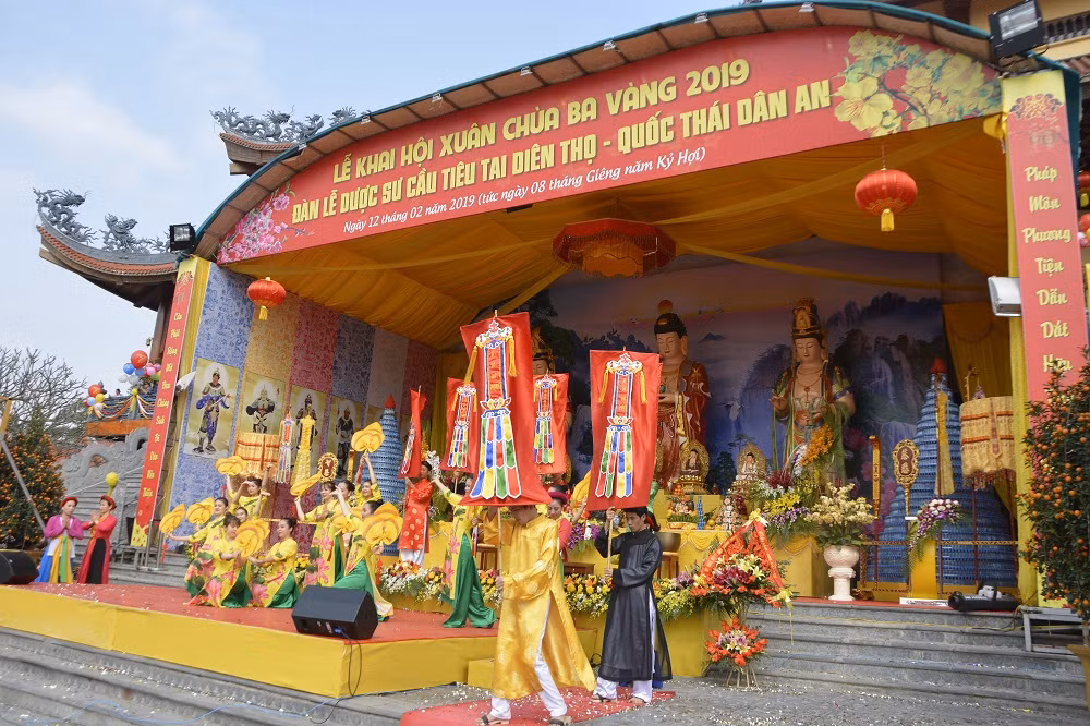 Anh: Hang van nguoi den khai hoi chua Ba Vang