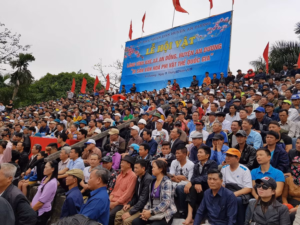 Hàng nghìn người dân dõi theo các trận đấu.