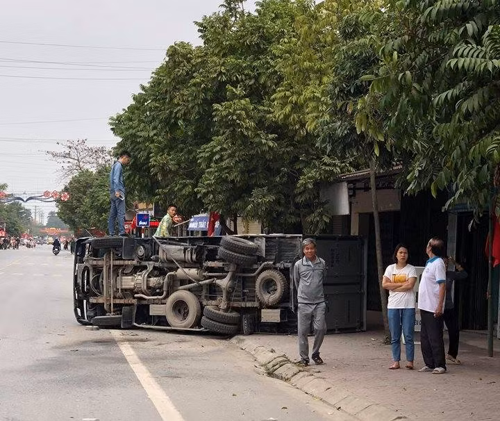 Hai Phong: Xe Land Cruiser gay tai nan lien hoan, xe tai lat nhao-Hinh-3