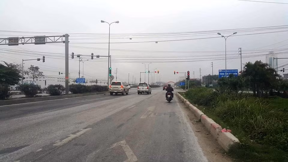 Một số ô tô con, xe máy đi chúc tết trên QL 5 rất thong dong.