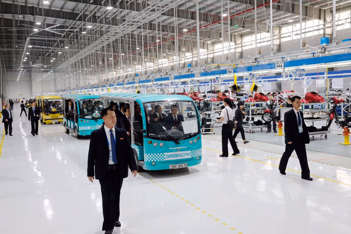 Đoàn cấp cao Triều Tiên tham quan nhà máy sản xuất xe máy điện.