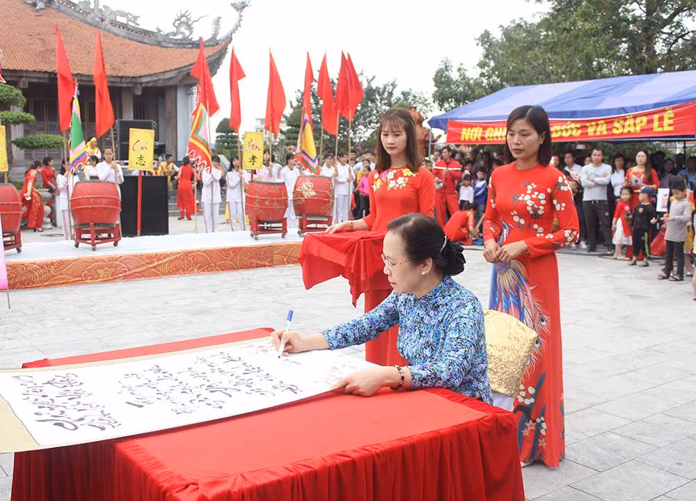 Tại lễ hội khai bút, bà Nguyễn Thị Nghĩa, Phó bí thư Thường trực Thành ủy Hải Phòng đã thực hiện khai bút chủ đề năm 2019 của thành phố.