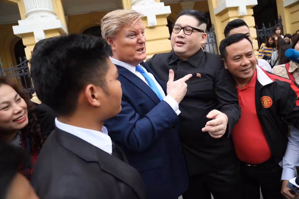 Ban sao Tong thong My va nha lanh dao Kim Jong-un nao dong o Ha Noi-Hinh-10