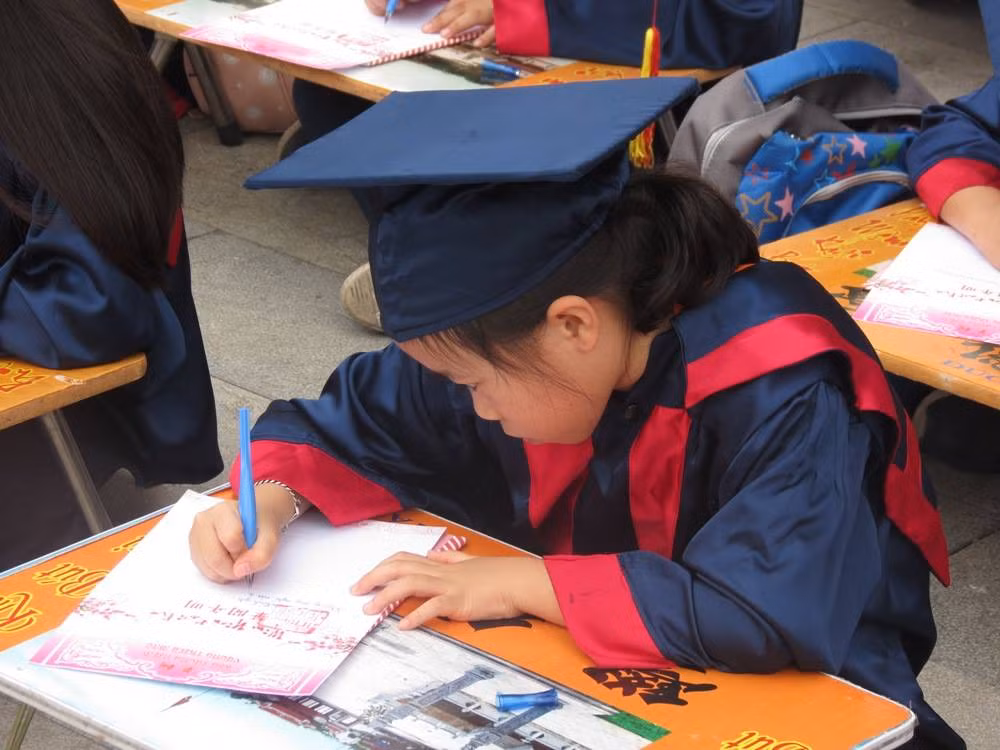 Một học sinh tiểu học viết chữ khai bút.