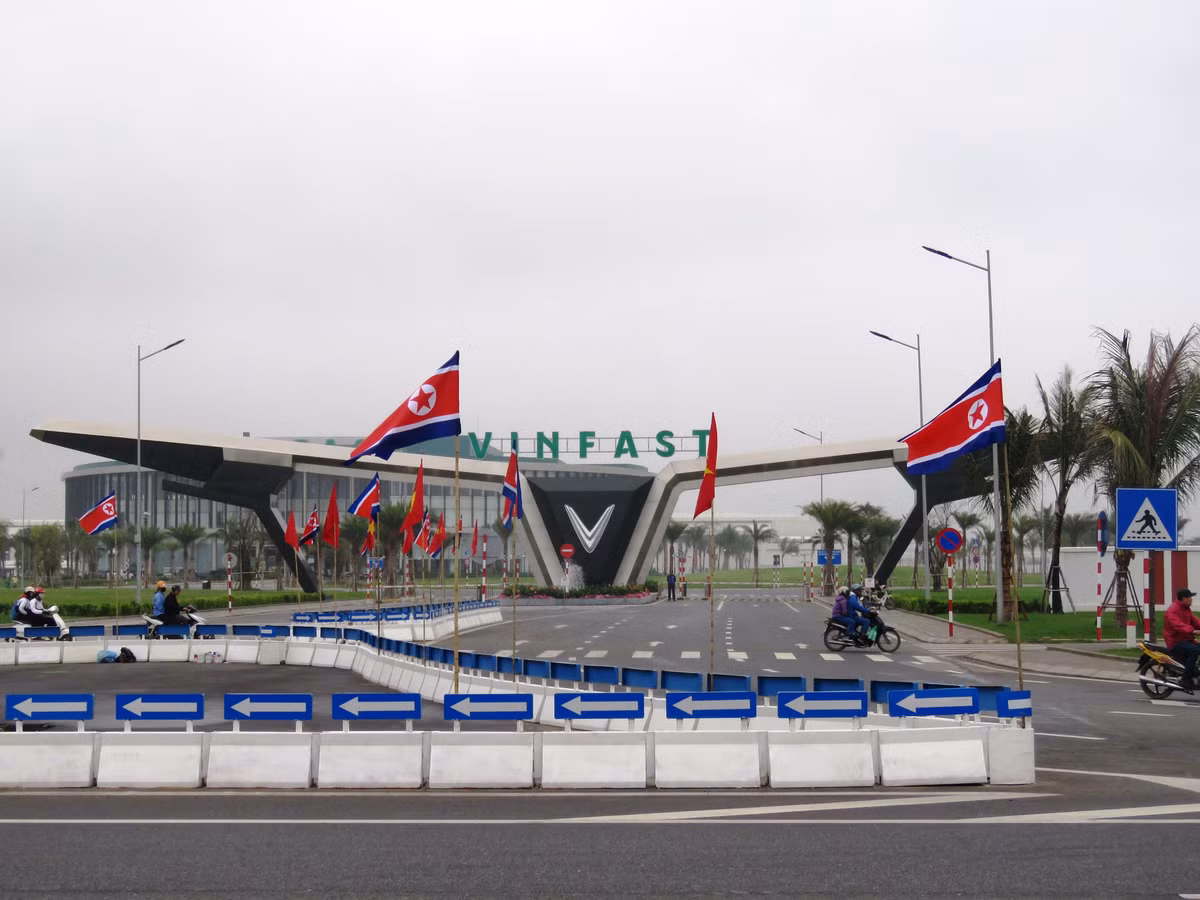 Cổng nhà máy Vinfast rợp cờ của 2 nước.