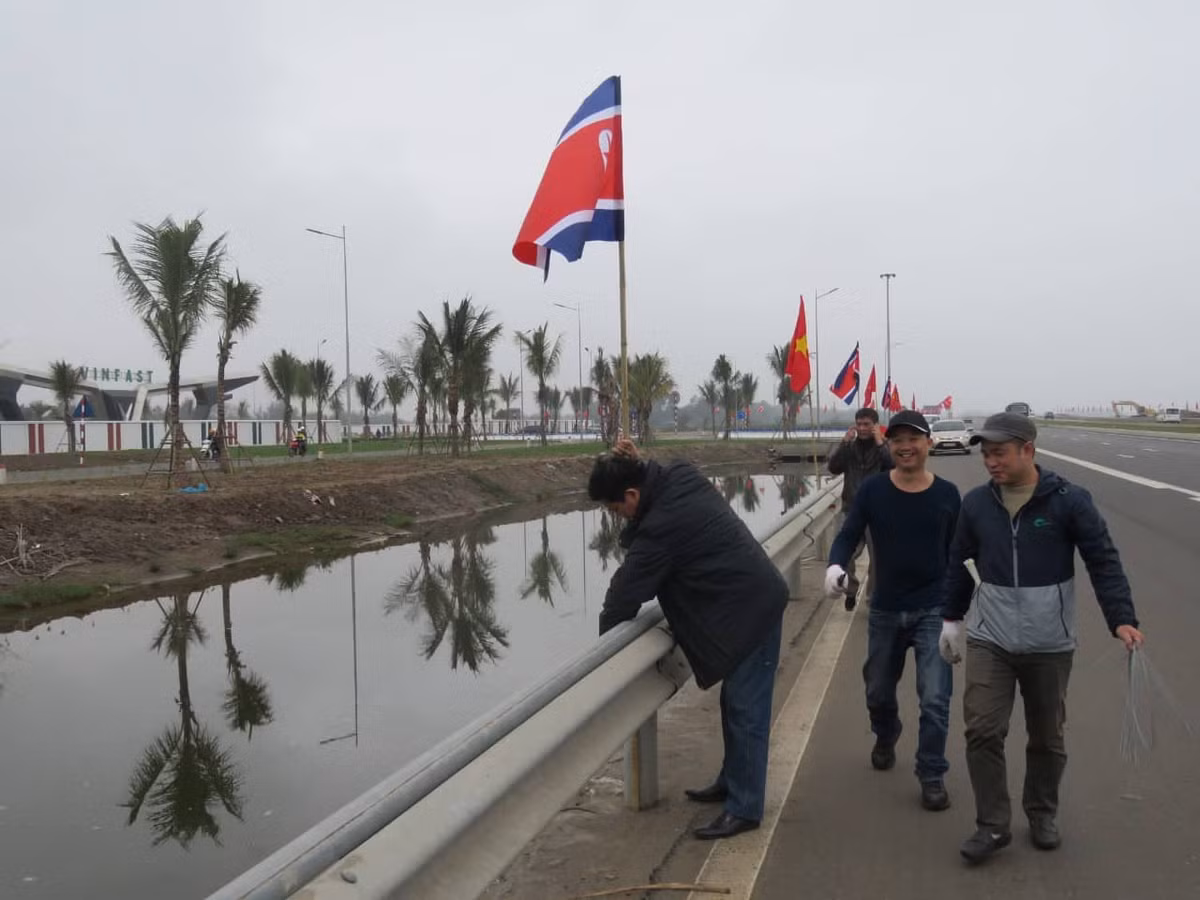 Quốc kỳ Việt Nam và Triều Tiên đã được treo tại điểm cầu đường ô tô Tân Vũ - Lạch Huyện.