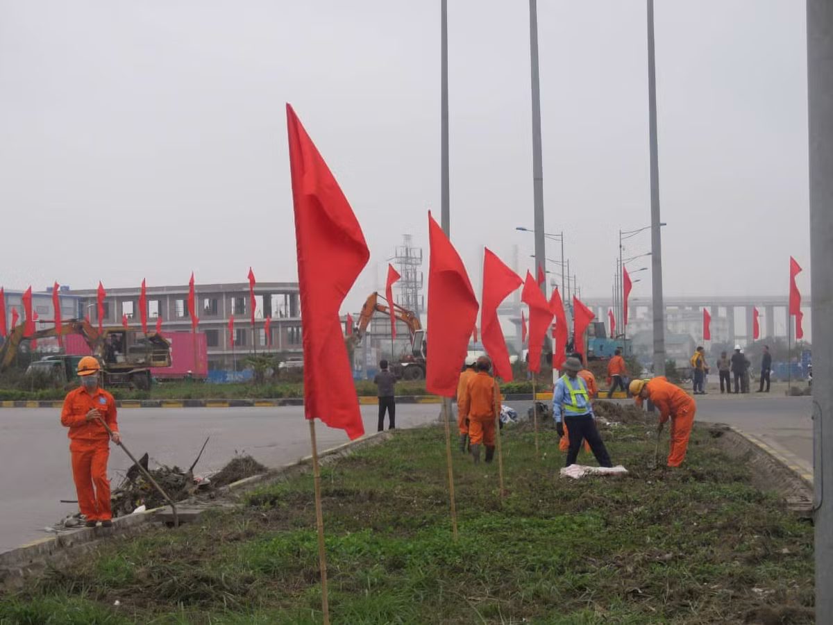 Các công nhân đang hối hả vệ sinh tại tuyến đường 356 Hải Phòng