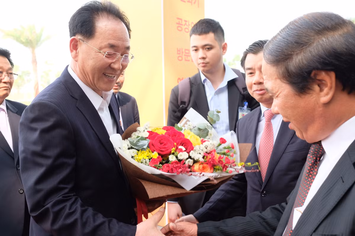 Bí thư Thành ủy Hải Phòng Lê Văn Thành tặng hoa cho các đại biểu Triều Tiên.