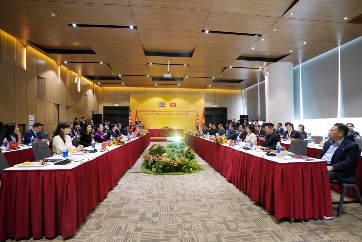 Đoàn cấp cao Triều Tiên gặp mặt lãnh đạo Thành phố Hải Phòng, lãnh đạo Tập đoàn Vingroup và công ty VinFast.