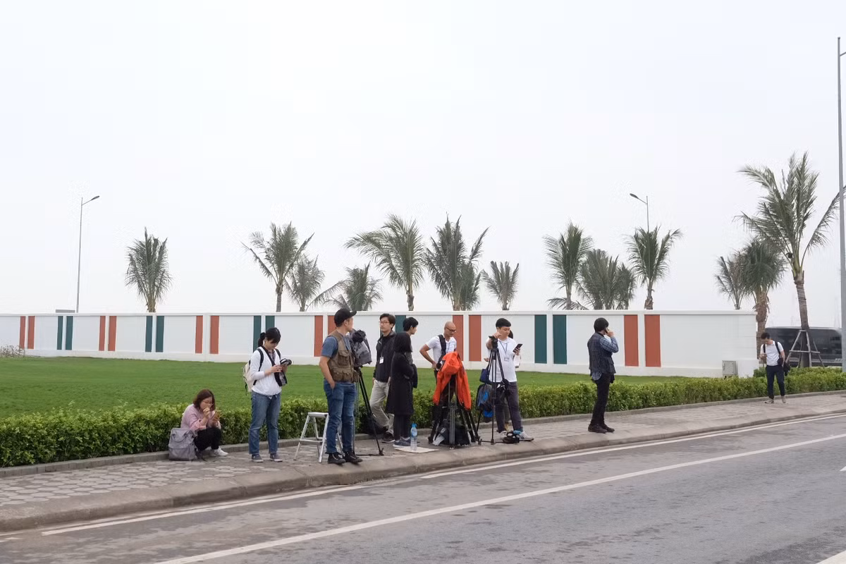 PV đứng hai ven đường để đợi đoàn đại biểu Triều Tiên đến.