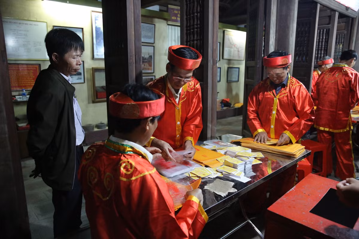 5h sáng ngày 19/2, lễ phát ấn diễn ra.