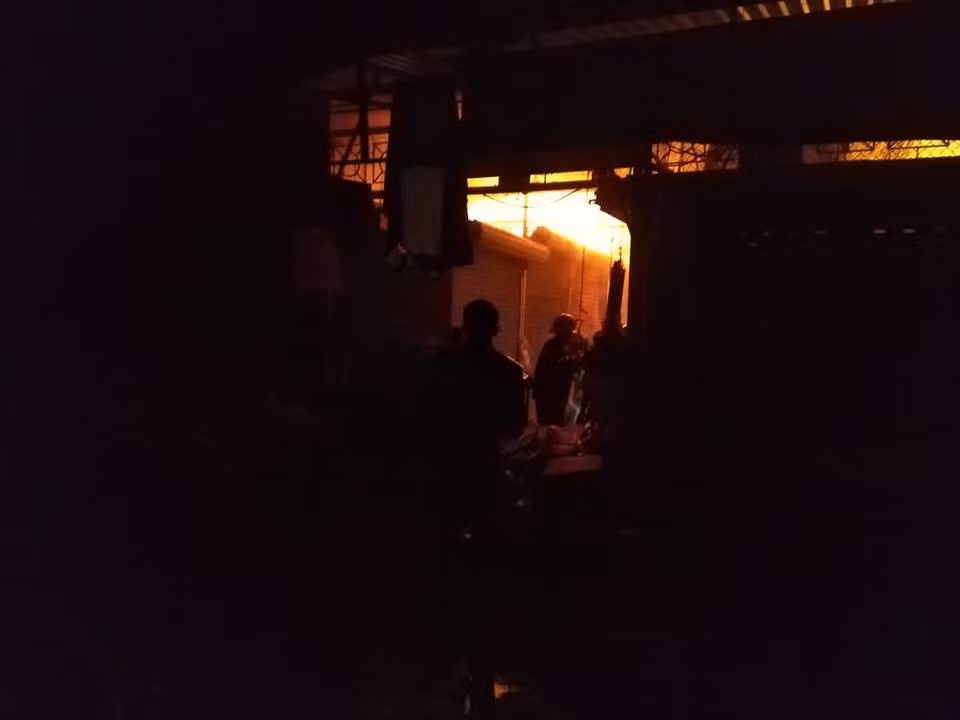 Hai Duong: “Ba hoa” vieng gian hang ma, cho dong Ngo Quyen chay ngun ngut