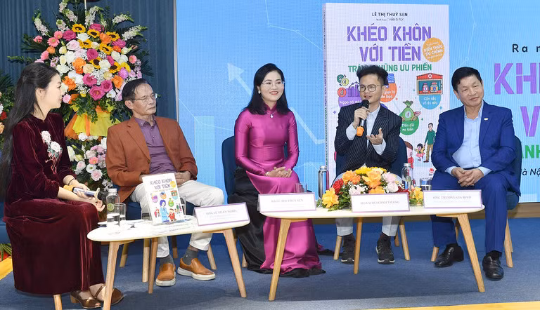 MC Hồng Nhung, TS. Lê Xuân Nghĩa, tác giả Thuý Sen, hoạ sĩ Thăng Fly, PGS.TS Trương Gia Bình (từ trái qua phải) tại lễ ra mắt sách.