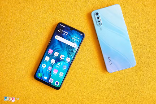 Model này có màn hình 6,39 inch, Full HD+, dùng tấm nền AMOLED. Trải nghiệm nhanh, màn hình của máy mang đến khả năng hiển thị khá tốt, độ tương phản cao, màu sắc trung thực.