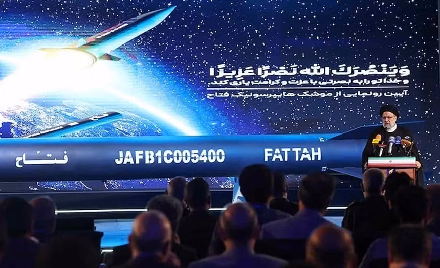 "Fattah-1" là loại tên lửa đạn đạo siêu thanh tầm trung với tính năng thực sự khiến người ta kinh ngạc khi được trang bị động cơ rắn, có tầm bắn khoảng 1.400 km và tốc độ bay tối đa lên tới Mach 15, thuộc loại tên lửa siêu thanh đầu tiên trên thế giới được đưa vào thực chiến.