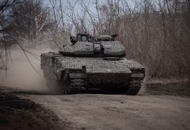 Kể từ khi hỏa lực phòng không của Quân đội Ukraine hết đạn tên lửa, các máy bay chiến đấu của Nga đã bay trên đầu các vị trí của Quân đội Ukraine và thả bom và phóng tên lửa không điều khiển, khiến quân Ukraine phòng thủ không thể chịu nổi.