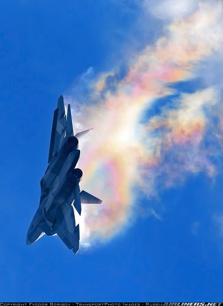 Mặc dù các công nghệ trên tiêm kích tàng hình Su-57 vẫn chưa hoàn thiện hết, tuy nhiên Su-57 hứa hẹn sẽ là máy bay chiến đấu thế hệ 5 xuất sắc nhất hành tinh. Nguồn ảnh: Airlines.net