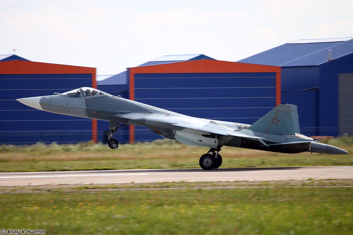 Một trong những điểm nhấn khi nói qua về tổng quan sức mạnh tiêm kích tàng hình Su-57 đó chính là công nghệ tàng hình. Cho tới nay điều này vẫn là bí mật trên Su-57 cũng như F-22 hay F-35. Nguồn ảnh:Vitaly-Kuzmin