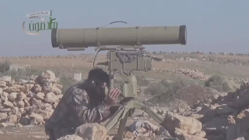 Nguồn gốc tên lửa Kornet trong tay phiến quân Syria cũng không khó đoán, nó là chiến lợi phẩm từ các kho vũ khí Quân đội Syria hoặc thu được sau các trận đánh thắng lợi. Việc để lọt Kornet vào tay phiến quân thực sự là "sơ suất" phải trả giá đắt đối với Damascus, bởi đây là loại tên lửa rất mạnh. Nguồn ảnh: oryx
