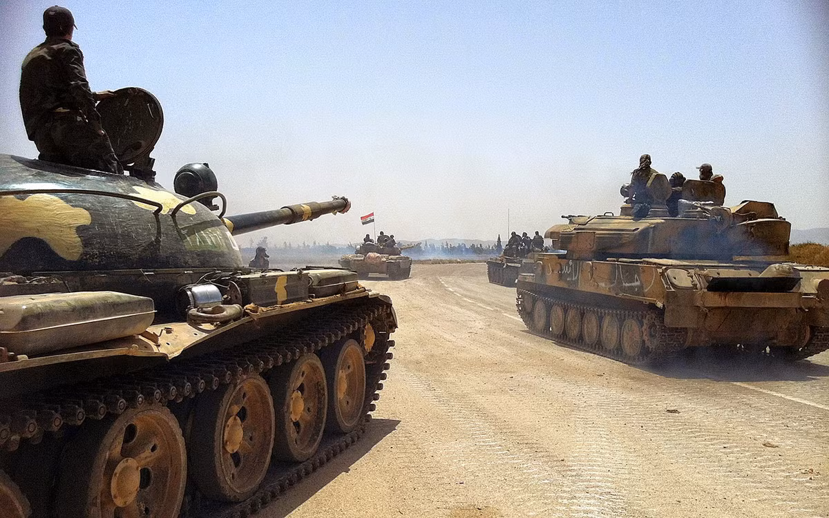 T-62 là một trong những loại xe tăng chịu sự tổn hại vô cùng nặng nề trong cuộc nội chiến Syria. Hiếm có chiếc tăng nào có khả năng chống đỡ lại tên lửa chống tăng TOW của phiến quân. Duy chỉ có một trường hợp, phiên bản T-62M có giáp tăng cường mà Nga chuyển cho Syria đã đỡ được một phát TOW. Nguồn ảnh: oryx