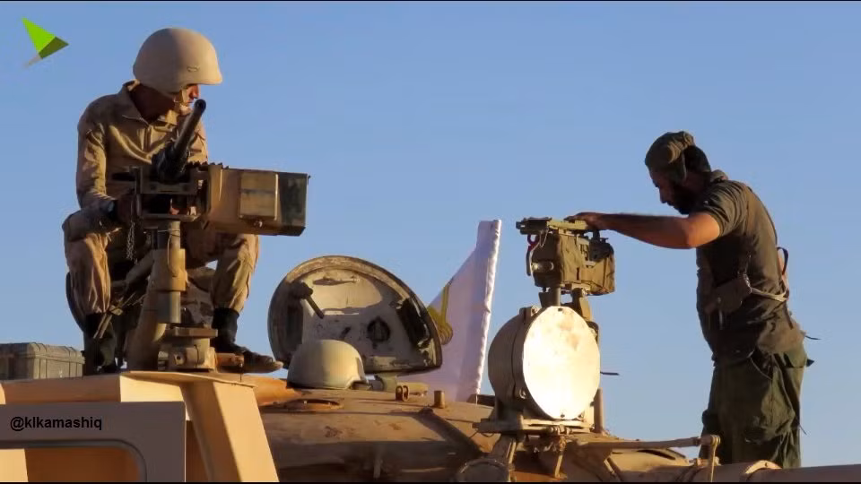 Cụ thể, cỗ xe tăng chủ lực của phiến quân ở Syria là sự kết hợp giữa tháp pháo xe tăng chủ lực T-62 đặt lên thùng xe tải hạng trung 6x6 bánh. Trên tháp pháo được lắp đại liên M2 (Mỹ) và bệ phóng tên lửa chống tăng Kornet của Nga. Không chỉ có thế, khẩu pháo U-5TS 115mm trên tháp pháo T-62 có thể khai hỏa bình thường. Nguồn ảnh: klkamashiq