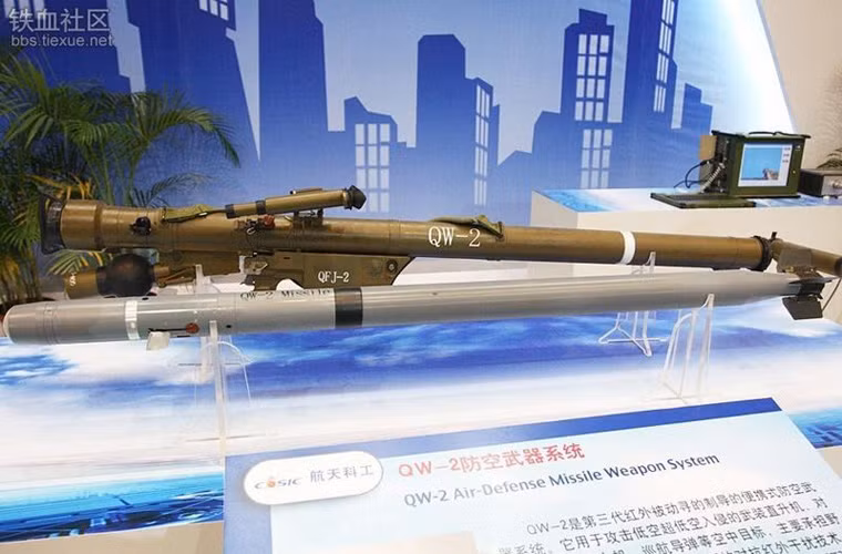 QW-2 Vanguard 2 là tổ hợp tên lửa vác vai phòng không hiện đại do Nhà máy 119 (Thẩm Dương) phát triển, sản xuất và trang bị cho Quân đội Trung Quốc từ năm 1998. Dù mang tiếng tự phát triển nhưng có một thực tế rằng QW-2 có bệ phóng cùng đạn trông giống hệt tổ hợp 9K310 Igla-1. Mặc dù tính năng của QW-2 có phần nhỉnh hơn Igla-1. Nguồn ảnh: tiexue