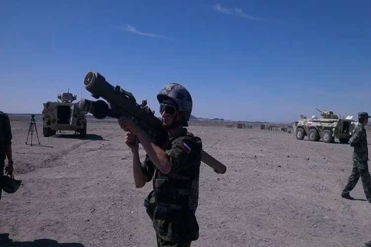 Trong khuôn khổ hội thao quân sự quốc tế (Army Game 2017) năm nay, một số cuộc thi sẽ được tổ chức ở các nước tham gia hội thao, thay vì chỉ tập trung tại Nga như các năm trước. Trong đó, phần thi “Clear Sky” (tác chiến phòng không) được diễn ra tại Trung Quốc. Vũ khí trang bị mà phía Trung Quốc cung cấp cho các đội tham dự, trong đó có Nga là tên lửa vác vai QW-2 cùng các loại xe bọc thép của nước chủ nhà. Nguồn ảnh: Mod