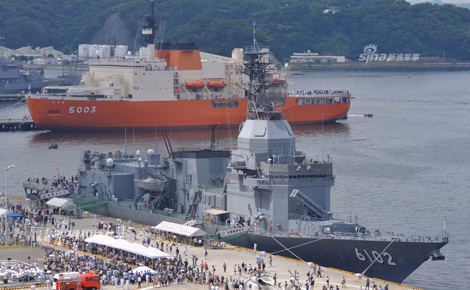Mới đây, trong một sự kiện hiếm hoi JMSDF đã cho phép người dân Nhật Bản được lên thăm tàu chiến thử nghiệm công nghệ hải quân của JMSDF. Đây có thể được coi là chiếc tàu chiến tối tân nhất của Nhật Bản, bởi hàng ngày hàng giờ trên nó luôn được lắp đặt những công nghệ hải quân tiên tiến nhất, những hệ thống mà sẽ trang bị cho các tàu chiến tương lai của JMSDF. Nguồn ảnh: Sina