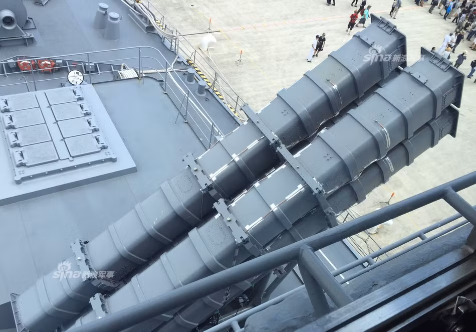 Tầm bắn của tên lửa hành trình Type 90 trên các tàu chiến của Nhật Bản hiện nay chỉ đạt 150km, tốc độ bay cận âm. Với thông số vậy, Type 90 tỏ ra lạc hậu so với các thế hệ tên lửa diệt hạm của Trung Quốc có tầm bắn 200-300km, tốc độ bay siêu âm. Do đó, đây có lẽ là một trong các nỗ lực của JMSDF nhằm đối đầu với Trung Quốc ở biển Hoa Đông. Nguồn ảnh: Sina