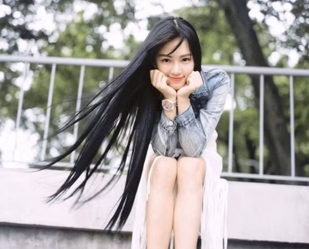 Nữ thần bóng rổ Huang Cancan: Cô sinh năm 1995 tại Hồ Bắc, Trung Quốc, đang học truyền hình tại ĐH Vũ Hán. L oạt ảnh mặc đồng phục bóng rổ trên sân trường khiến Huang Cancan nổi tiếng. Cô hút hồn dân mạng nhờ mái tóc dài đen nhánh, làn da trắng và khuôn mặt nhỏ xinh.
