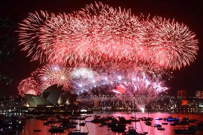 Sydney, Australia là một trong những điểm bắn pháo hoa giao thừa chào đón năm mới dương lịch đẹp nhất thế giới, với hơn 1 tỷ người chờ đón thưởng thức mỗi năm, dù là qua ti vi.