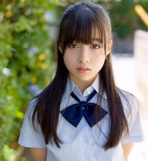 Nữ thần "nghìn năm có một": Cô tên là Hashimoto Kanna, sinh năm 1999, người Nhật Bản, từng gây bão mạng sau khi đăng ảnh mặc đồng phục nữ sinh. Cô được dân mạng gọi là nữ thần đồng phục, thậm chí là "nữ thần nghìn năm có một" của Nhật Bản.