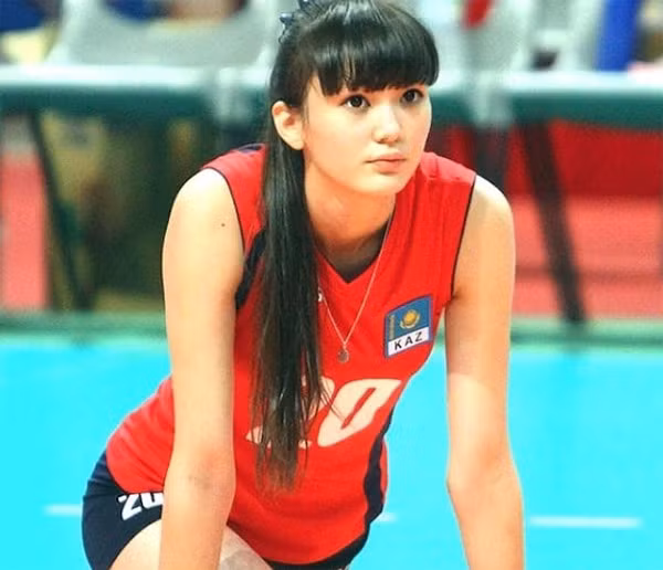 Sabina có hàng chục fanpage trên Facebook, có trang được 100.000 người like. Trang Instagram mang tên "Altynbekova_11" của cô cũng hút hơn 230.000 người theo dõi, các video trên Youtube ghi lại các trận thi đấu có sự góp mặt của cô đều hút triệu lượt xem.