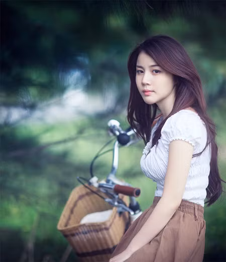 "Áp lực từ dư luận khiến mình mệt mỏi và bế tắc những ngày qua. Mình chỉ biết im lặng và chờ sóng gió nhanh qua" - hotgirl 9X chia sẻ.