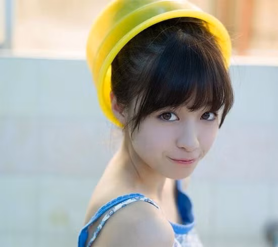 Thiếu nữ xinh đẹp đang tham gia nhóm nhạcRev.from DVL, và đã có kinh nghiệm làm người mẫu quảng cáo trên tạp chí, TV từ năm 8 tuổi. Thực tế, Kanna đã nổi tiếng từ năm 2013, sau khi những tấm ảnh cô biểu diễn trên sân khấu với gương mặt thiên thần được chia sẻ trên mạng.