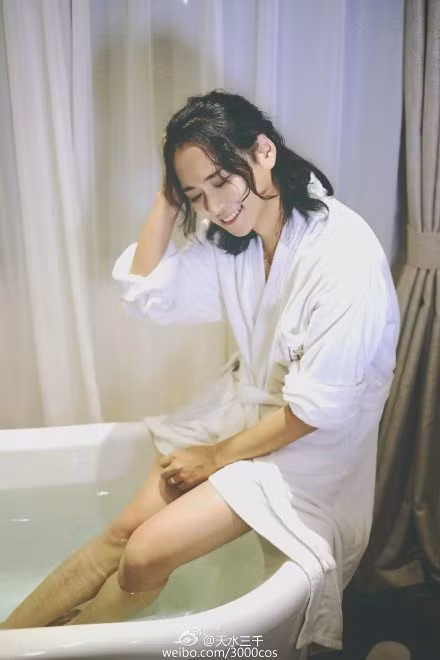 Đến cuối bộ ảnh, khi người mẫu chính đứng thẳng và để lộ thân hình, vòng ngực của đàn ông, dân mạng mới ngã ngửa vì vẻ bề ngoài quá đỗi đặc biệt của chàng trai này.