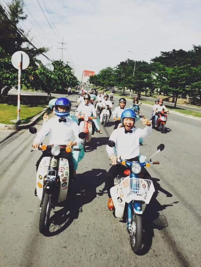 Chiếc xe Cub nhiều kỷ niệm càng trở nên đáng yêu hơn khi nó trở thành phương tiện để chú rể "đưa nàng về dinh". Nghe ý tưởng rước dâu bằng xe Cub của Minh Toàn, các thành viên trong câu lạc bộ vui vẻ nhận lời giúp đỡ, tạo mọi điều kiện để đám cưới được diễn ra suôn sẻ, "chất" nhất có thể.