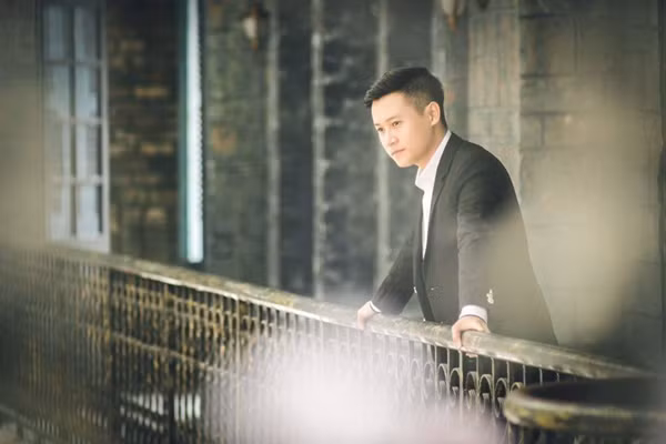 Được dân mạng khen ngợi nhờ vẻ ngoài điển trai, thân hình đẹp như người mẫu, thậm chí còn được so sánh với soái ca trong truyện ngôn tình, chàng diễn viên trẻ Nguyễn Lộ tỏ ra rất ngượng ngùng.