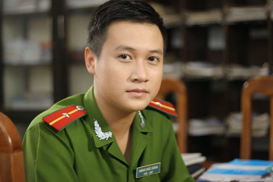 Trong bộ phim này, Nguyễn Lộc đảm nhận vai một thiếu ý công an. Vốn có khuôn mặt bảnh trai, thân hình cao ráo, trắng trẻo nên chàng "soái ca mặc quân phục" đã phải hoá trang khá kỹ càng, cố tình làm cho da đen đi để hợp với vai diễn hơn.