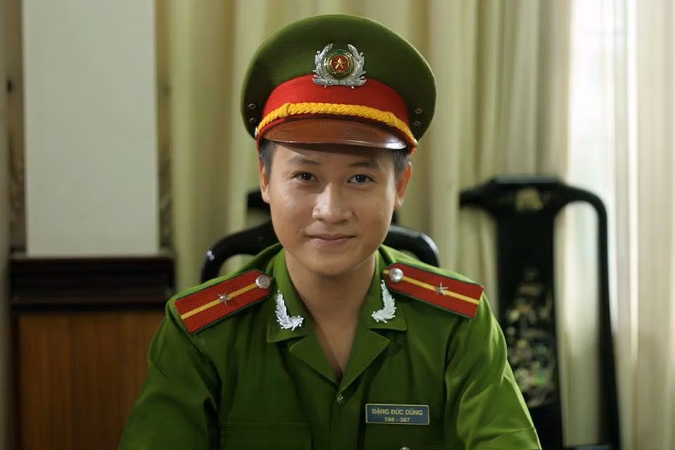 Anh chàng đẹp trai nhanh chóng "nổi tiếng" được dân mạng săn lùng ngay sau đó. Nét bảnh trai của "chàng cảnh sát" này được nhiều bạn trẻ so sánh với soái ca trong truyện ngôn tình và " soái ca mặc quân phục" cũng là cách gọi đầy thú vị mà dân mạng dành cho cho anh chỉ sau một vài bức ảnh hút like.