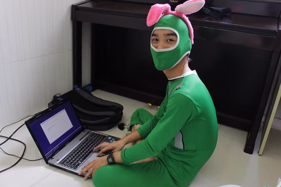 Bạn bè còn biết đến Tiến Dũng trong hình tượng nhân vật "Gao Xanh lại Thỏ ngọc", được hoá trang bằng một bộ trang phục cực dị, thậm chí là có chút "biến thái", luôn khiến bạn bè, cư dân mạng phì cười mỗi khi xem ảnh.