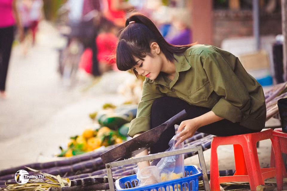 Mới đây, bộ ảnh chụp một cô gái bán mía xinh đẹp trong một khu chợ quê ở Hải Dương khiến dân mạng xôn xao, tò mò. " Hot girl bán mía" nhanh chóng được nhiều bạn trẻ biết đến, loạt ảnh của cô nàng cũng trở thành đề tài bình phẩm, tranh luận kéo dài suốt vài ngày qua.