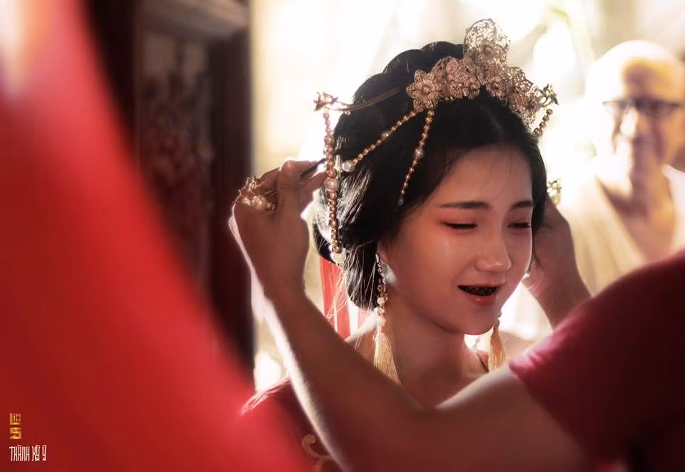 Mới đây, loạt ảnh chụp một thiếu nữ Việt xinh đẹp nhuộm răng đen, mặc trang phục cổ trang khiến dân mạng Việt rất tò mò. Khuôn mặt xinh xắn của cô gái cũng cách hóa trang ấn tượng, mang đậm yếu tố lịch sử, văn hóa truyền thống là điểm thu hút nhất trong loạt ảnh này.