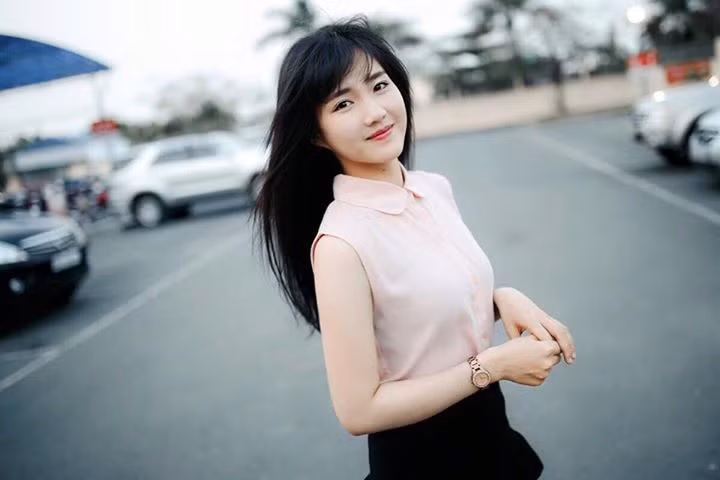 Hiện tại ngoài đi học, Kiều Trinh còn tham gia làm người mẫu ảnh, làm diễn viên đóng các clip ngắn. Các trang tin giới trẻ các fanpage trai xinh gái đẹp thường xuyên chia sẻ ảnh của Kiều Trinh, giới thiệu cô nàng là một nữ sinh xinh xắn và tài năng.