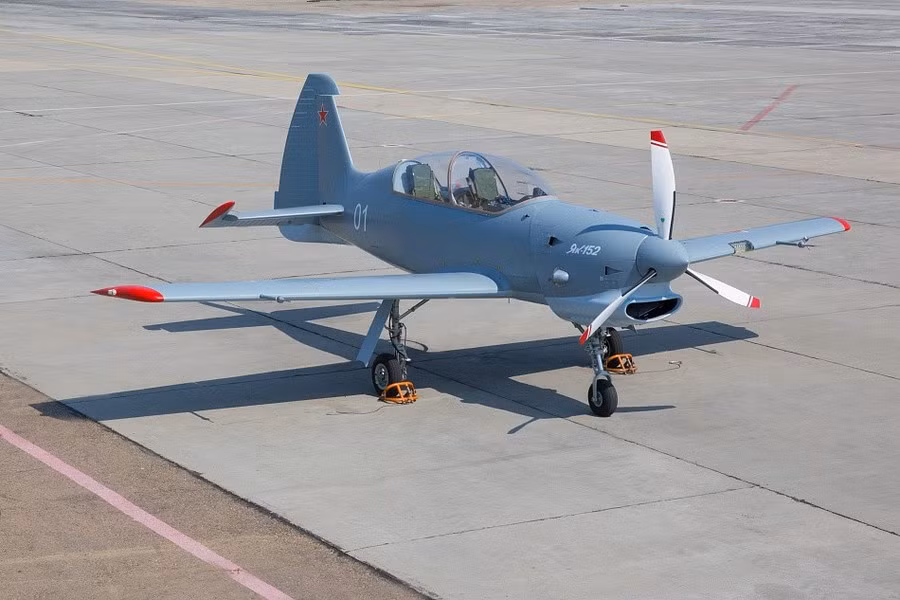 Bố trí buồng lái và thiết bị của máy bay Yak -152 tương tự với máy bay huấn luyện L15, để thuận lợi cho việc chuyển đổi của các chuyến bay. Nó được sử dụng động cơ điện M9F của Nga 360 mã lực, tốc độ bình thường 350 km/h, tốc độ tối đa 500km/h. Nó có khả năng hành trình 1000 km, trọng lượng cất cánh 1.320kg; hạ cánh cuộn 175/360m.